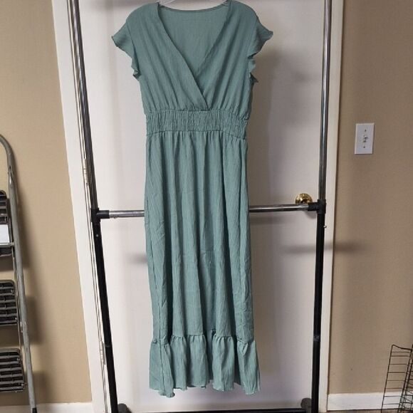 Dresses & Skirts - Elegant Green Maxi Dress